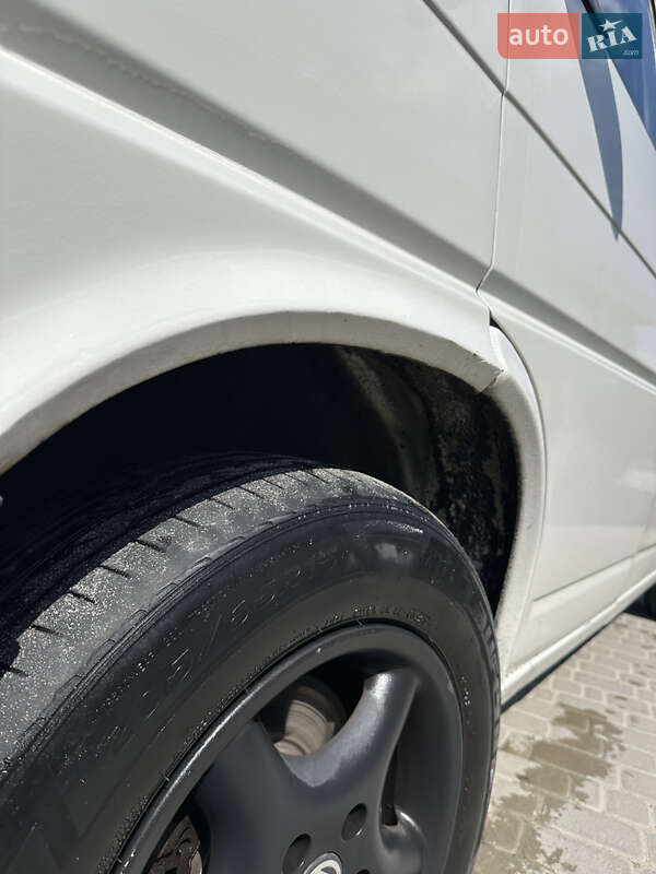Вантажний фургон Volkswagen Transporter 1999 в Ірпені