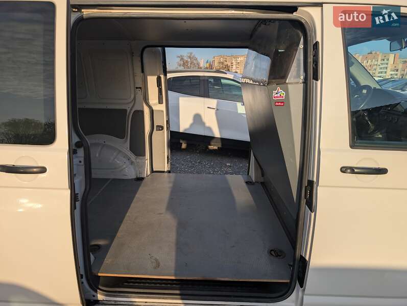 Грузовой фургон Volkswagen Transporter 2012 в Ровно