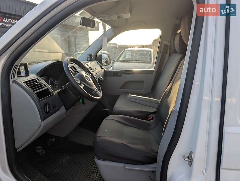 Грузовой фургон Volkswagen Transporter 2012 в Ровно