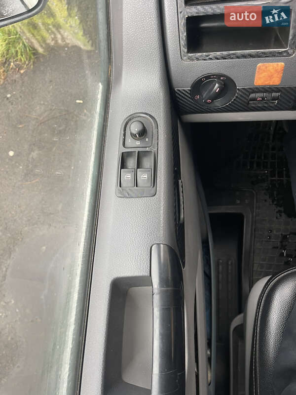 Вантажний фургон Volkswagen Transporter 2006 в Львові