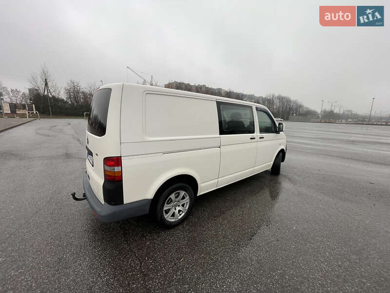 Вантажний фургон Volkswagen Transporter 2006 в Львові