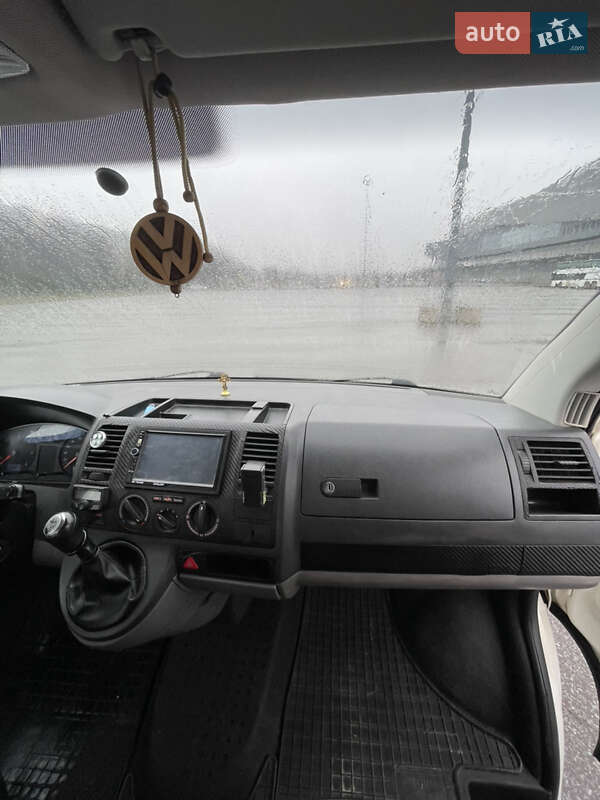 Вантажний фургон Volkswagen Transporter 2006 в Львові