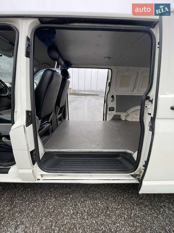 Вантажний фургон Volkswagen Transporter 2006 в Львові