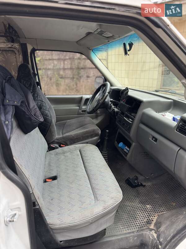 Грузовой фургон Volkswagen Transporter 2001 в Буче