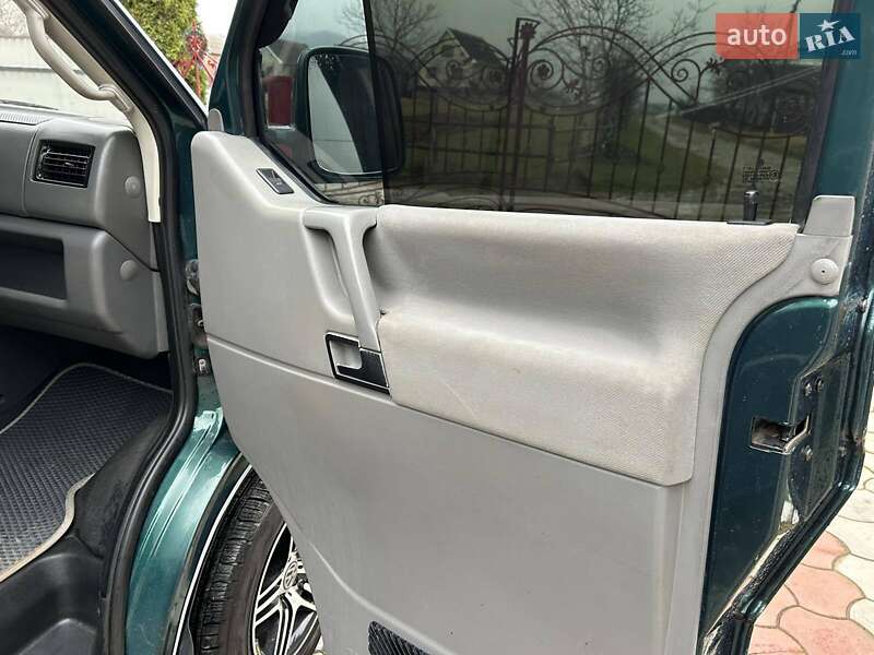 Грузовой фургон Volkswagen Transporter 2002 в Надворной