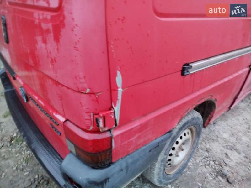 Вантажний фургон Volkswagen Transporter 2001 в Чернівцях