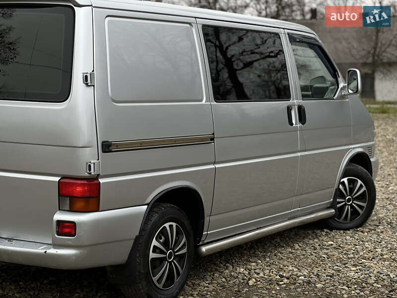 Вантажопасажирський фургон Volkswagen Transporter 2003 в Сторожинці