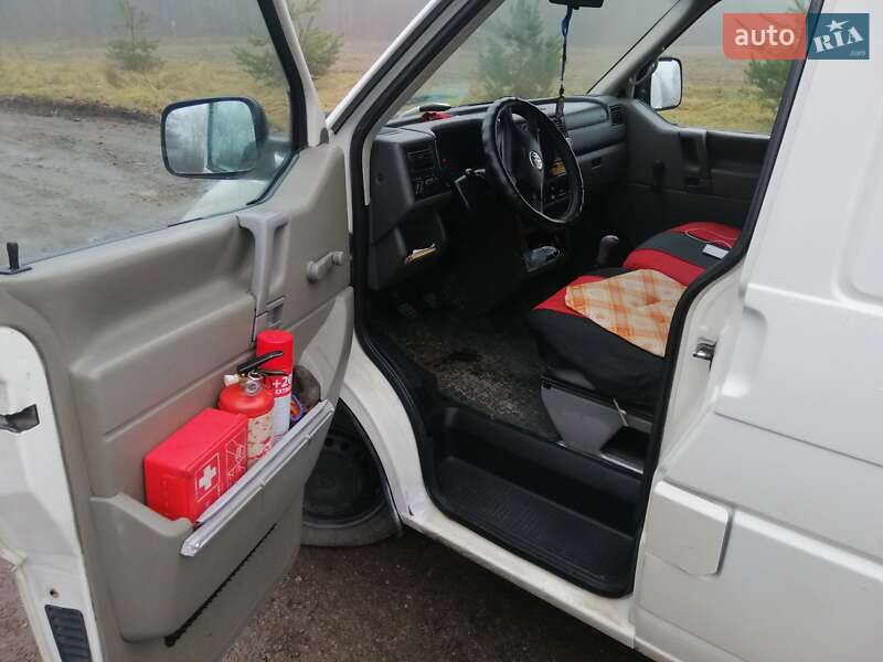 Вантажний фургон Volkswagen Transporter 2002 в Самборі