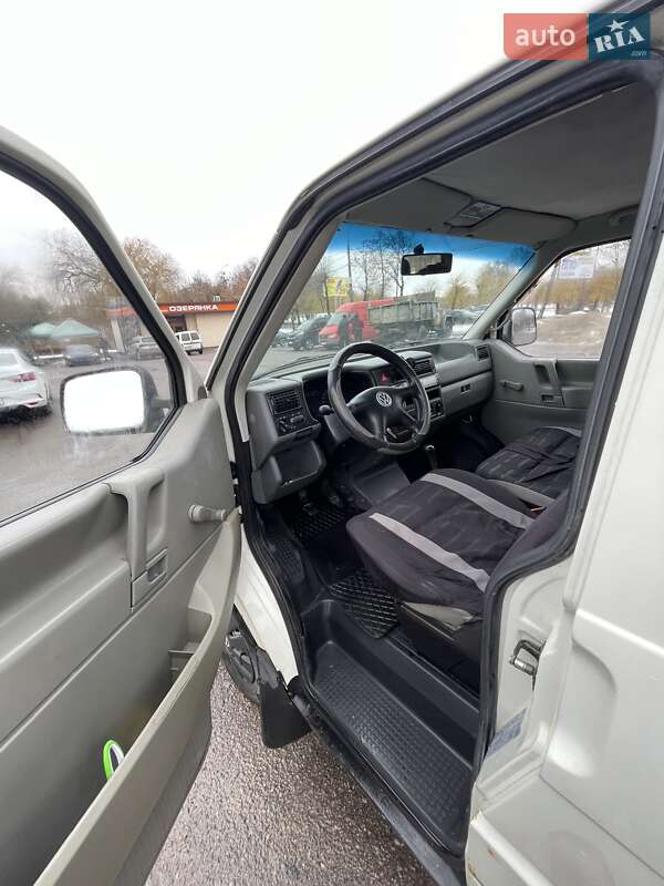 Грузопассажирский фургон Volkswagen Transporter 2000 в Ровно