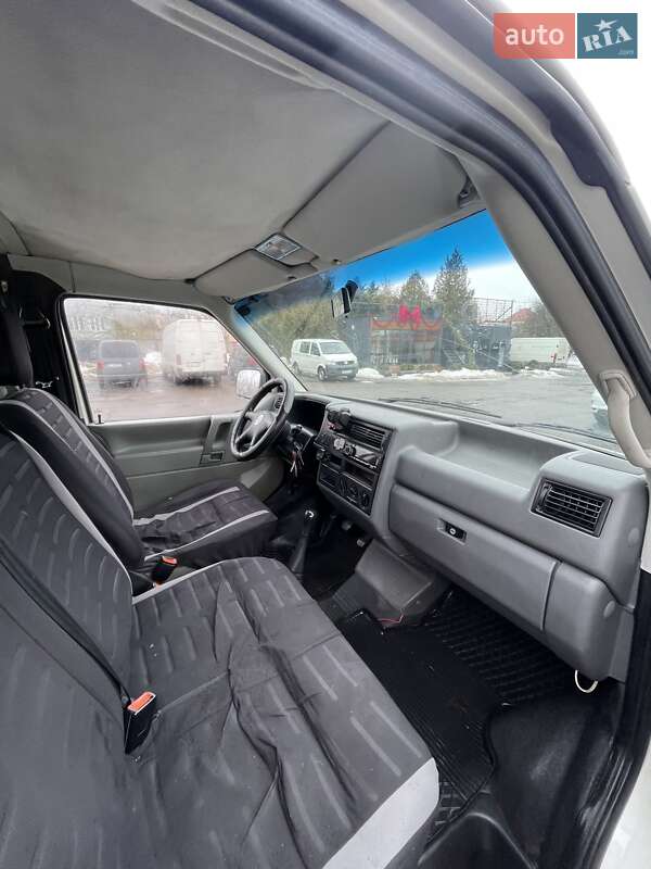 Грузопассажирский фургон Volkswagen Transporter 2000 в Ровно