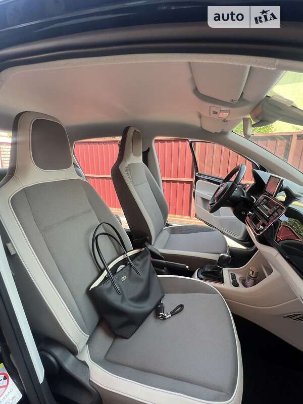 Хэтчбек Volkswagen Up 2013 в Ивано-Франковске