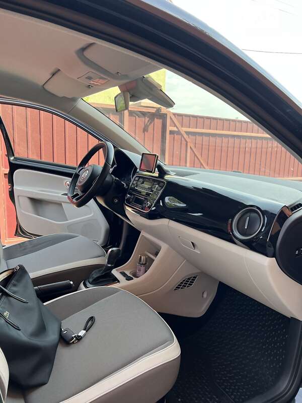 Хэтчбек Volkswagen Up 2013 в Ивано-Франковске