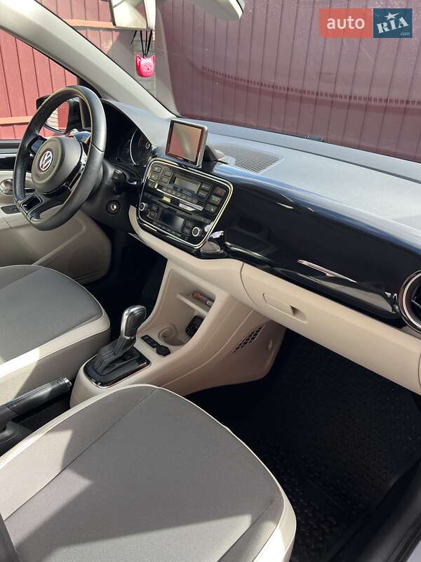 Хэтчбек Volkswagen Up 2013 в Ивано-Франковске