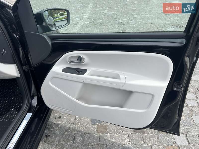 Хэтчбек Volkswagen Up 2016 в Ровно