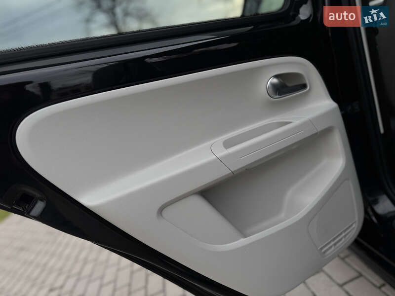 Хэтчбек Volkswagen Up 2015 в Дрогобыче