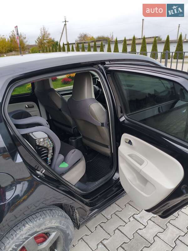 Хэтчбек Volkswagen Up 2014 в Изяславе