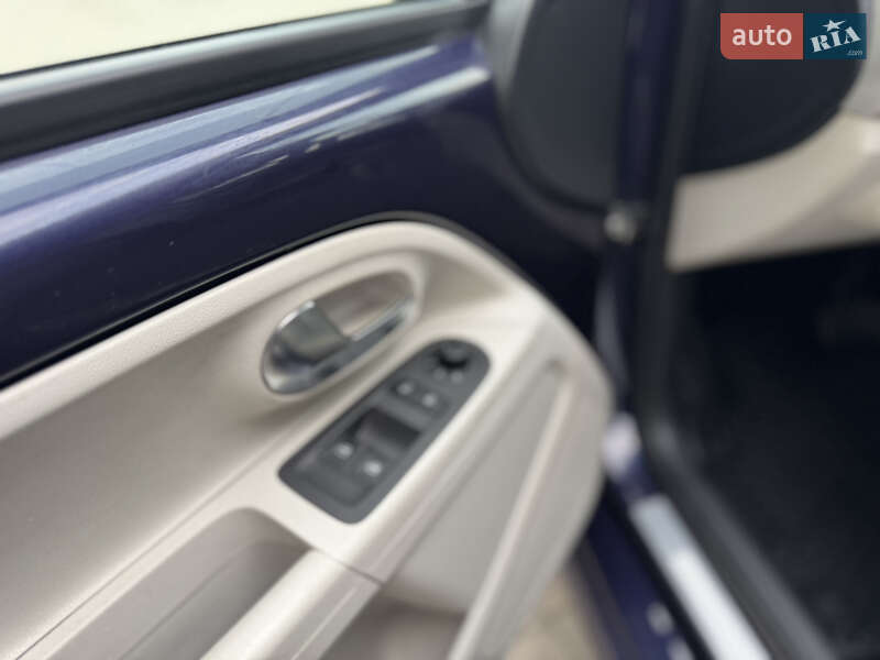 Хетчбек Volkswagen Up 2015 в Тернополі