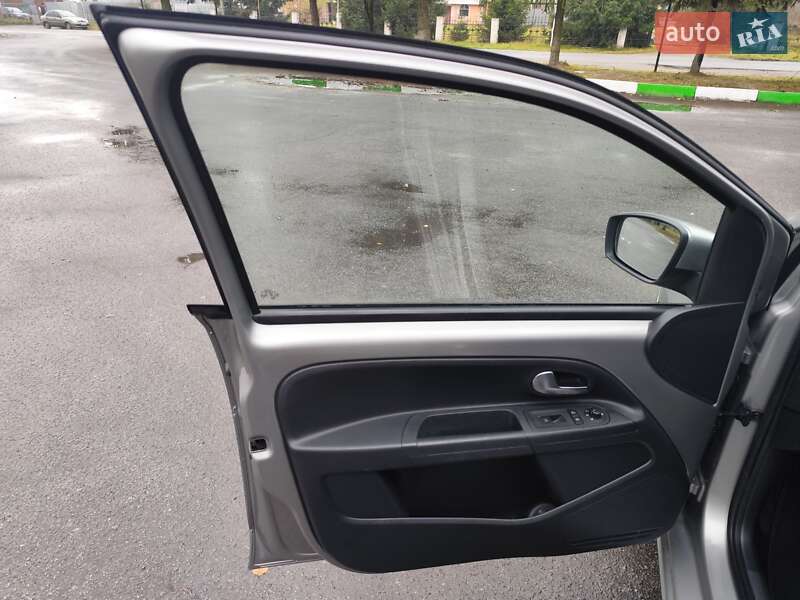 Хетчбек Volkswagen Up 2013 в Звягелі