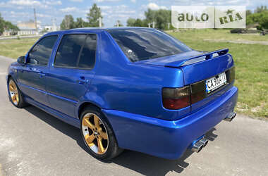 Седан Volkswagen Vento 1992 в 