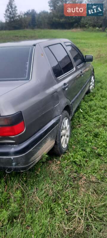 Седан Volkswagen Vento 1993 в Вижниці