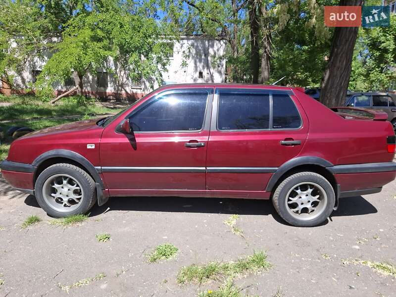 Седан Volkswagen Vento 1995 в Кривом Роге