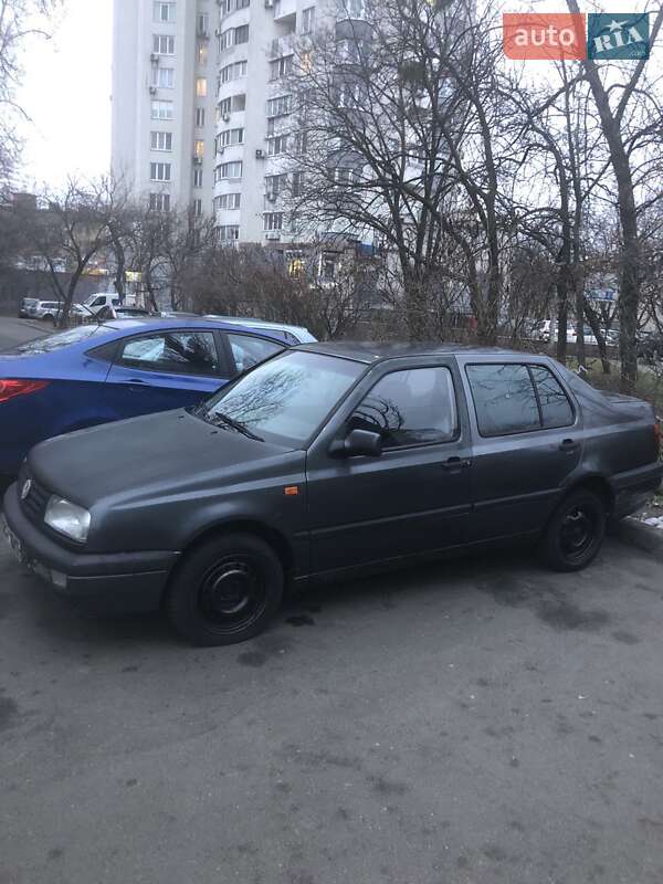 Седан Volkswagen Vento 1993 в Києві