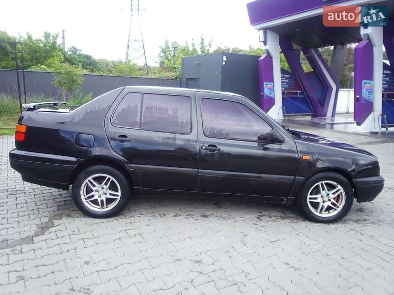 Седан Volkswagen Vento 1993 в Чернівцях
