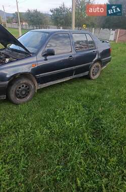 Седан Volkswagen Vento 1992 в  фото 12 Седан Volkswagen Vento 1992 в