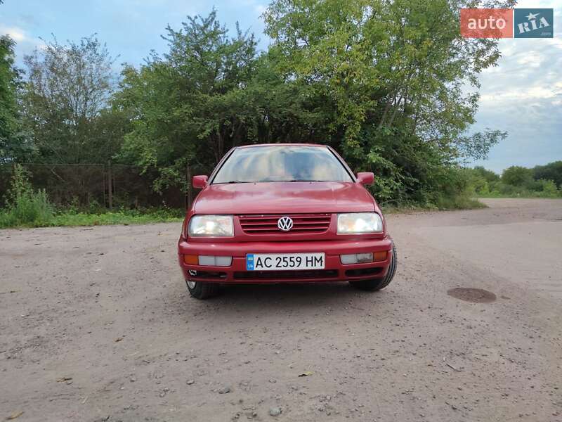 Седан Volkswagen Vento 1996 в Нововолынске