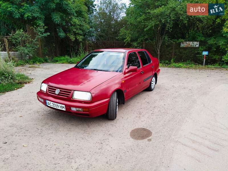 Седан Volkswagen Vento 1996 в Нововолынске
