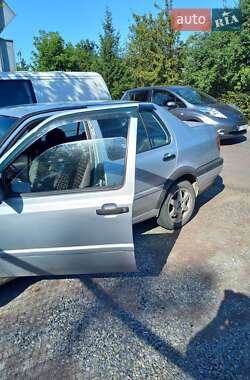 Седан Volkswagen Vento 1998 в Надворной