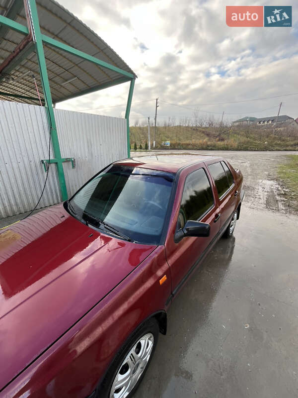 Седан Volkswagen Vento 1995 в Черновцах