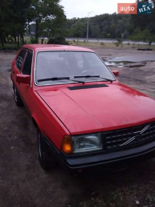 Хэтчбек Volvo 340 1987 в 