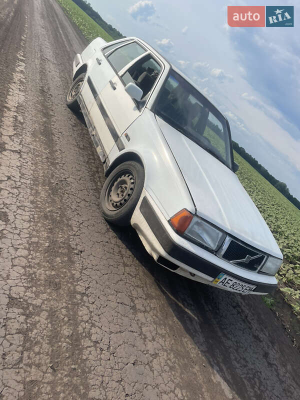 Седан Volvo 460 1993 в 