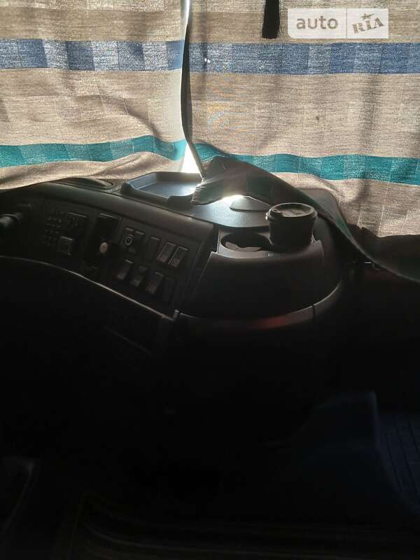 Вантажний фургон Volvo FH 12 2003 в Сумах