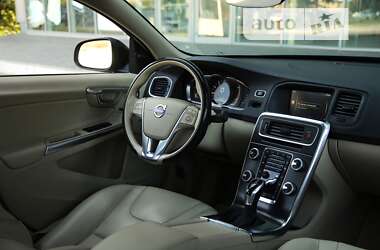 Седан Volvo S60 2015 в 