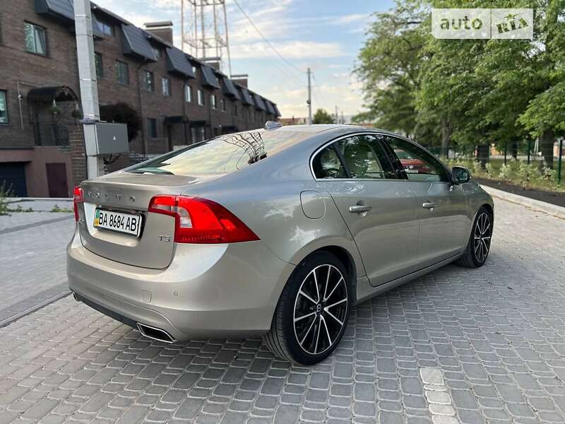 Седан Volvo S60 2015 в Кропивницком