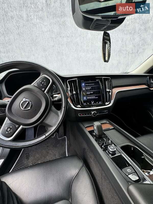 Седан Volvo S60 2022 в Львові