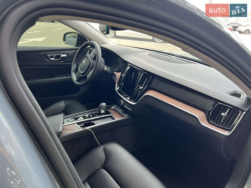 Седан Volvo S60 2021 в Киеве