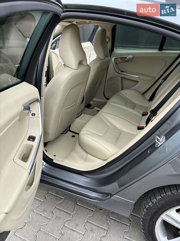 Седан Volvo S60 2015 в Ивано-Франковске