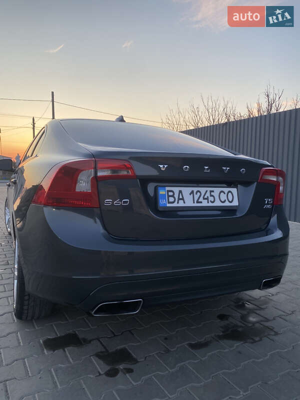 Седан Volvo S60 2013 в Южноукраинске