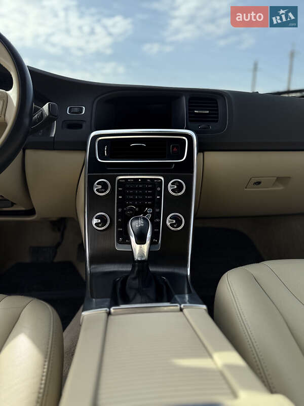 Седан Volvo S60 2016 в Нетешине