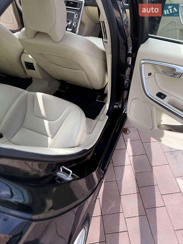 Седан Volvo S60 2016 в Нетешине