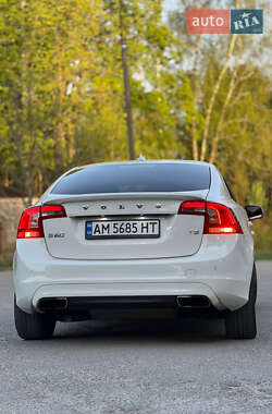 Седан Volvo S60 2015 в 