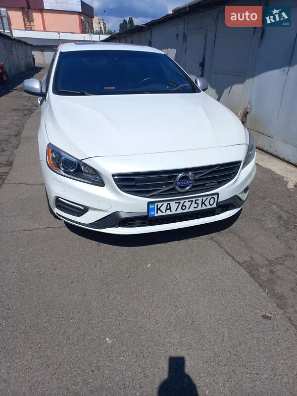 Седан Volvo S60 2015 в 