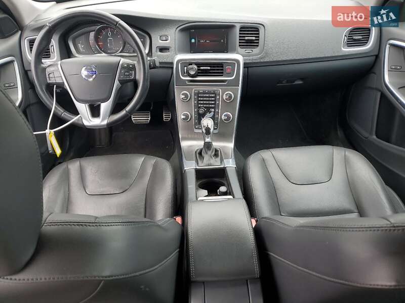 Седан Volvo S60 2016 в Львові