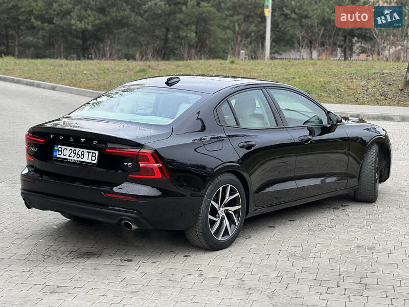 Седан Volvo S60 2019 в Новояворовске