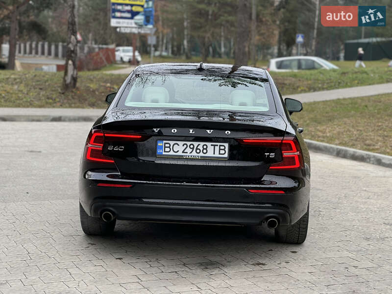 Седан Volvo S60 2019 в Новояворовске