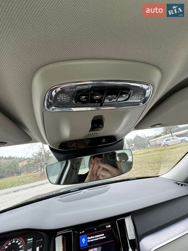 Седан Volvo S60 2019 в Новояворовске