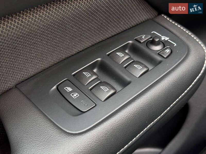 Седан Volvo S60 2023 в Киеве